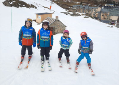 Le ski club Bagnères - La Mongie accueille les enfants dès 5 ans et leur enseigne une bonne technique de ski alpin