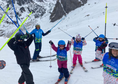Dès 5 ans, le ski club Bagnères - La Mongie accompagne les enfants sur le domaine skiable du Grand Tourmalet